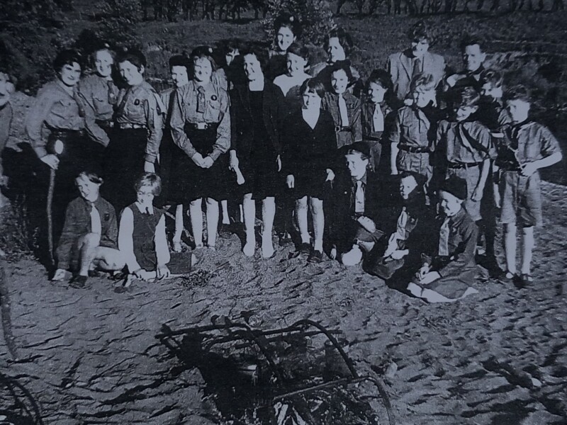 JOHNSTONEBRIDGE GUIDESSCOUTS BROWMIES COOKING SAUSAGES 1960